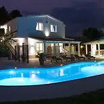 White House 4*