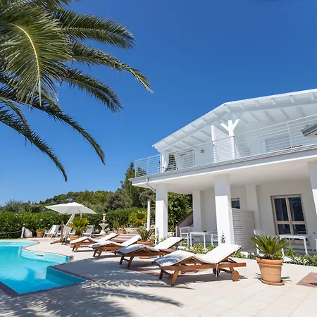 Bed & Breakfast White House 4*