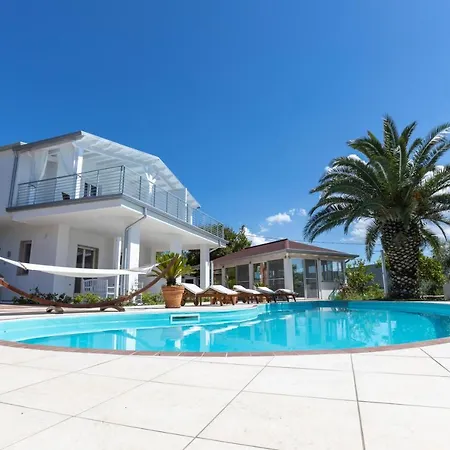 White House 3* Peschici