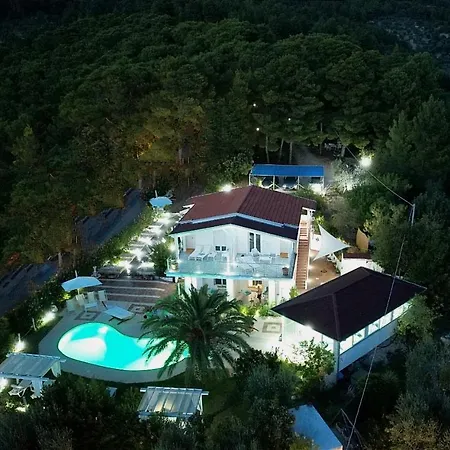 Couette-café White House 3*