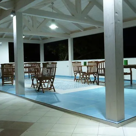 White House 3*