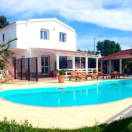 White House 3* Peschici