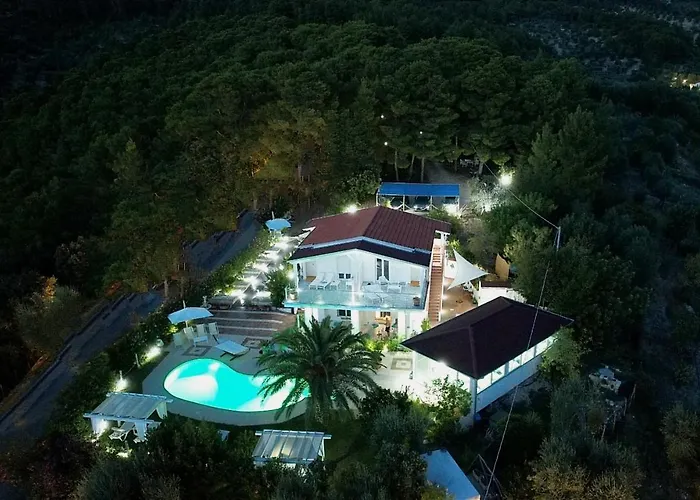 לינה וארוחת בוקר White House 4*